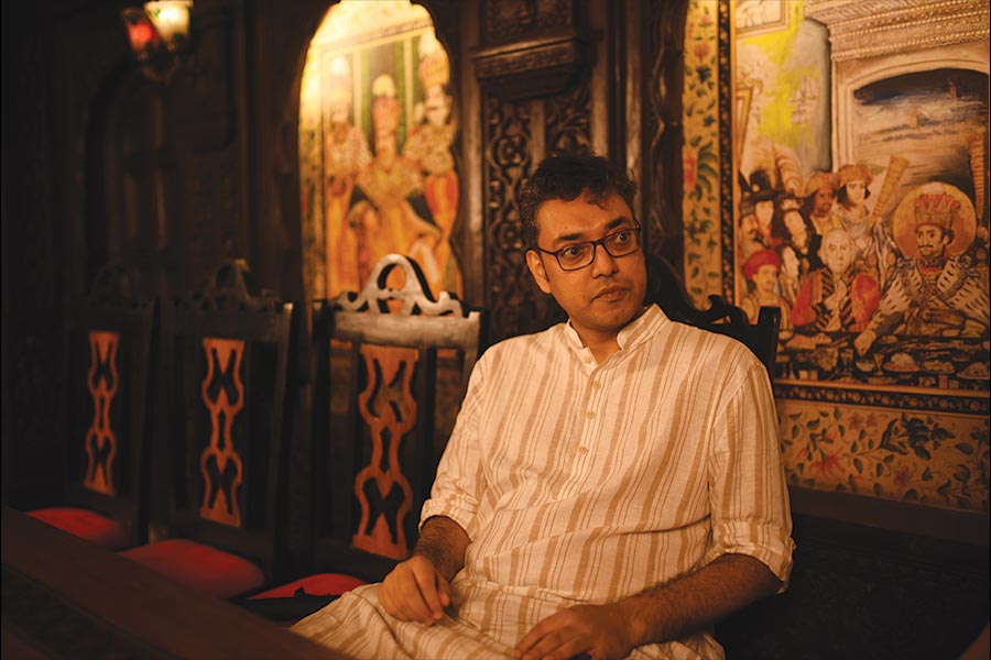 তাঁর ছবির গান নিয়ে বরাবর স্পর্শকাতর সৃজিত। অন্য দিকে অনুপম বললেন,  ‘‘২০১৬ সৃজিতদার সঙ্গে শেষ ‘জুলফিকার’য়ে পুজোর কাজ করেছি। করোনা সব তছনছ করে দিয়েছিল। আবার ইন্ডাষ্ট্রি মাথা তুলে দাঁড়াচ্ছে। ভাল লাগছে।"