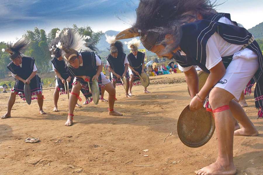 বাস্কন ফেস্টিভ্যাল কোথায় হয় আগেই বলা হয়েছে। যদিও সেই গন্তব্যস্থলে পৌঁছনো বেশ কষ্টসাধ্য। অরুণাচলের লেপা রাদা-এ পৌঁছতে অসমের ট্রেন ধরতে হবে। পৌঁছতে হবে অসমের প্রান্তিক স্টেশন শিলাপাথর-এ। সেখান থেকে সড়ক পথে ৫ ঘন্টার বাস অথবা গাড়ি জার্নিতে লেপা রাদা। তবে রাস্তা খুব খারাপ। তাই টানা না দিনে এক-দু'বার কোনও জায়গায় রাত কাটিয়ে করে বিশ্রাম নিয়ে যাওয়া ভাল। 