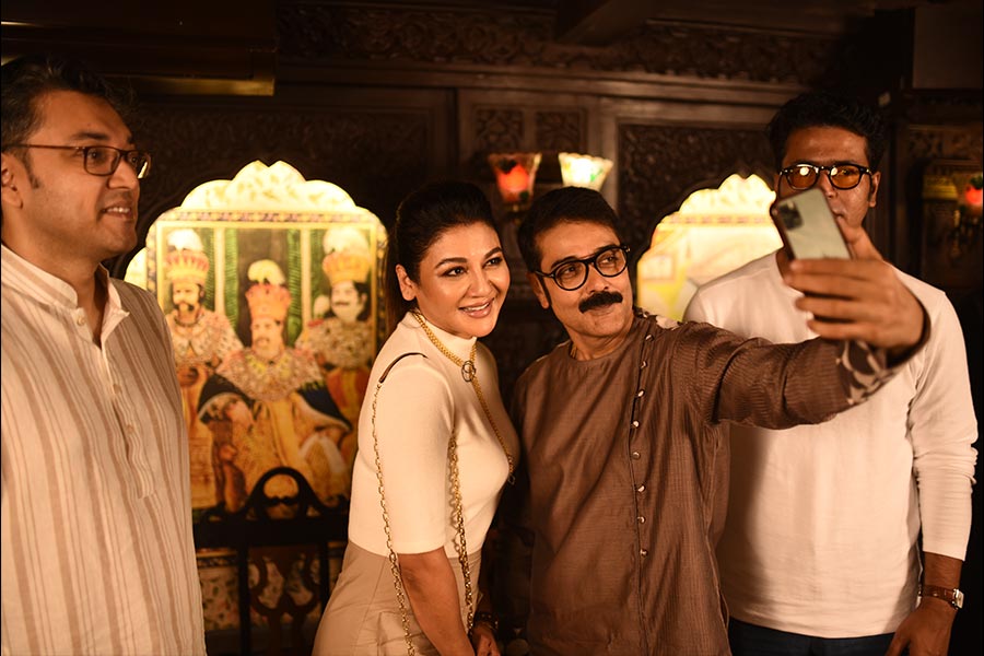 প্রশ্ন শুনেই মুখ খুললেন প্রসেনজিৎ চট্টোপাধ্যায়। বললেন, ‘‘দেখুন চারটে ছবি এক সঙ্গে ভাল ব্যবসা করবে। আর টলিউডেই তো টাকা আসবে। তাতে আমাদেরই তো লাভ।"