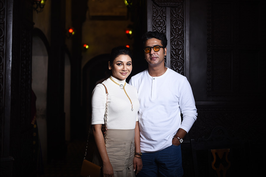 দুর্গাপুজোর জন্য তৈরি এই ছবিতে ‘চুমু’র মধ্যেই একটা বড় জায়গা নিয়ে নিয়েছে। গলৌটি কাবাবের গন্ধ মেখে সৃজিত বললেন,  ‘‘চুমু নিয়ে মিম দেখছি। বেশ মজার। কথায় কথায় বললেন পরিচালক,  পরমের মতো চুমু কেউ খেতে পারে না। পরম চুমু খেতে শিখিয়েছে ইন্ডাস্ট্রিকে।’’