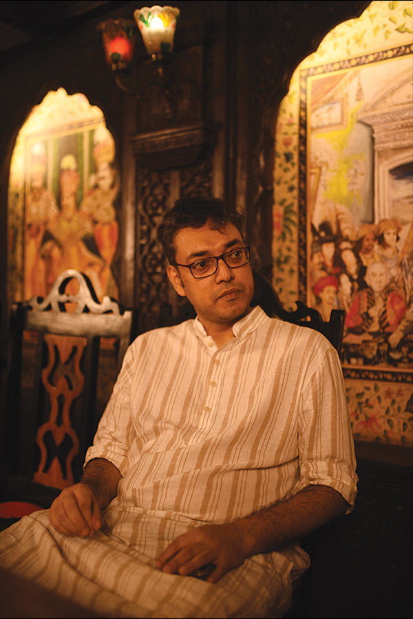 যোগ দিলেন সৃজিত,  ‘‘পারস্পরিক বিরোধিতা কিন্তু নেই। প্রতিযোগিতা আছে। সেটা তো থাকবেই। যেমন ‘জওয়ান’,  ‘গদর২’,  ‘ও মাই গড’য়ের এক সঙ্গে হিসেব দেওয়া হচ্ছিল। এখানেও পুজোর পরে ইন্ডাস্ট্রির হিসেব দেওয়া হবে।’’ সত্যিই কি ঘুরবে ইন্ডাস্ট্রির চাকা? এই প্রতিবেদনটি ‘আনন্দ উৎসব’ ফিচারের একটি অংশ।