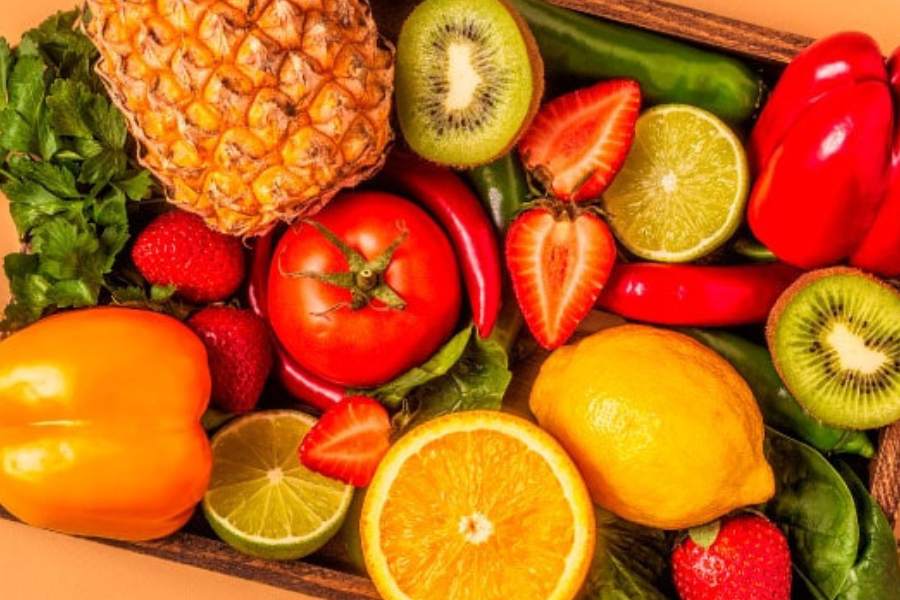 ‘আমেরিকান কলেজ অফ নিউট্রেশন’য়ের পত্রিকা থেকে পাওয়া খবরে জানা যাচ্ছে, ২০০৫ সালের একটি গবেষণায় দেখা গিয়েছে,  মানব শরীরে ভিটামিন সি-য়ের ঘাটতি অতিরিক্ত ওজন বাড়িয়ে তোলে। হার্ভাড স্কুল অফ পাবলিক হেলথের মতে, প্রতিদিন ভিটামিন সি যুক্ত খাবার খাওয়া উচিত। নীচে কয় একটি উচ্চ ভিটামিন যুক্ত ফলের বিবরণ দেওয়া হল: