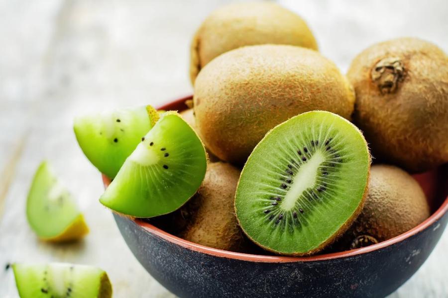 কিউই:  উচ্চ ফাইবার যুক্ত ফল এই কিউই। এখন বাজারে বেশ উপলদ্ধ। এই ফলে থাকা ফাইবার অতিরিক্ত ওজন কমাতে দারুন ভাবে সাহায্য করে।
