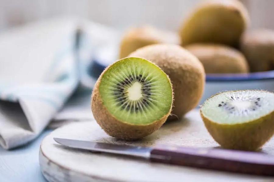 কিউইর মধ্যে থাকা ভিটামিন সি হৃদরোগের ঝুঁকি অনেকটাই কমিয়ে দিতে পারে। রক্তচাপ কমাতেও সাহায্য করে। তাই শুধু ওজন কমানো না,  অনেক উপকার পাবেন এই ফল থেকে।