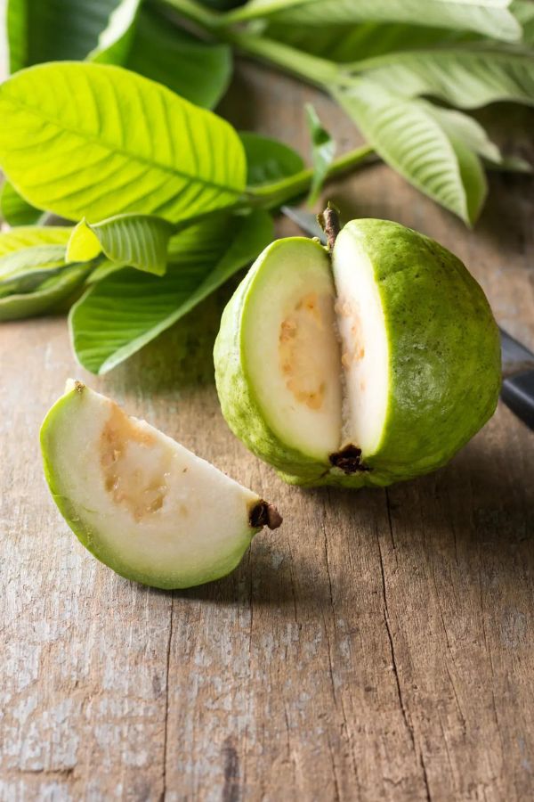 এই ফলে থাকা ভিটামিন সি দেহের প্রতিরক্ষা ব্যবস্থাকে উন্নত করে। ওজন কমাতে সাহায্য তো করেই। 