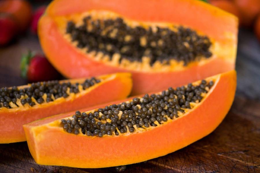 পেঁপে: পেঁপে একটি অসাধারণ পুষ্টিকর ফল। পেঁপের মধ্যে থাকে অ্যান্টি অক্সিডেন্ট, ভিটামিন এ,  ভিটামিন সি, ভিটামিন ই। 