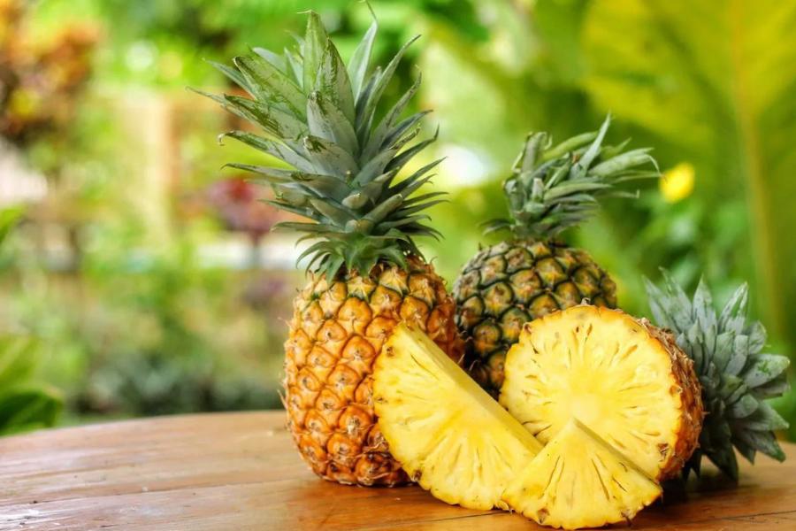 আনারস: আনারসের প্রচুর পরিমাণে অ্যান্টি অক্সিডেন্ট থাকে। যা খাবার হজম করতে ব্যাপকভাবে সাহায্য করে। রোগ প্রতিরোধ ক্ষমতা বাড়াতে পারে এই ফল।