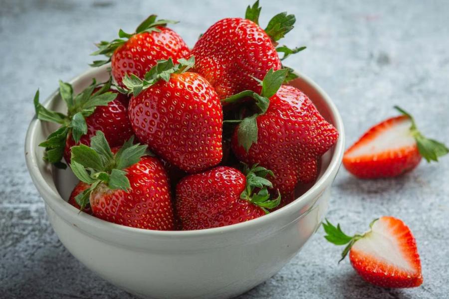 স্ট্রবেরি: স্ট্রবেরি খুব সহজেই প্রতিদিনের খাদ্য তালিকায় নিয়ে আসা যেতে পারে। 