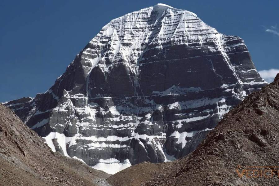 কৈলাস! স্বয়ং দেবাদিদেব মহাদেবের বাসস্থান! দুর্গা সপরিবার আসবেন এই বাংলায়। আপনিও ঘুরে আসবেন নাকি শিব ঠাকুরের আপন দেশে?  হিন্দু, বৌদ্ধ, জৈন- তিন ধর্মেই অতি পবিত্র স্থান এই কৈলাস। যুগ যুগ ধরে হিমালয়ের কোলে মানস কৈলাস পর্বত এক অভূতপূর্ব রহস্য হয়ে বিরাজ করছে। 