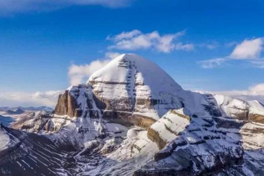 হিমালয়ের সর্বোচ্চ শৃঙ্গ মাউন্ট এভারেস্ট দেশ-বিদেশের বহু মানুষ জয় করলেও কৈলাস পর্বত এখনও পর্যন্ত অজেয়।   কৈলাস-যাত্রাই তো প্রায় এক মহাযজ্ঞ! কঠিন এক সফর। নেপালের কাঠমান্ডু থেকে যার আরম্ভ।