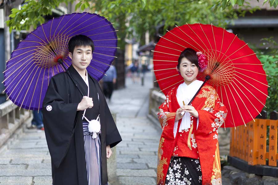 ‘বিচ্ছেদ বিবাহ’— এই নামেই এখন জনপ্রিয় এই নতুন ধারার ‘বিয়ে’। এর ফলে বিবাহিত এবং অবিবাহিত থাকার, দু’রকম সুবিধাই পাচ্ছেন দম্পতিরা। একে অপরকে ভালবাসছেন, রোজ খোঁজ নিচ্ছেন স্বামী-স্ত্রী। অথচ একে অপরের জন্য চিন্তাভাবনা করতে হচ্ছে না। পারস্পরিক শ্রদ্ধা, ভালবাসা না থাকলে অবশ্যই এই ধরনের বিয়ে টিকিয়ে রাখা সম্ভব নয়।