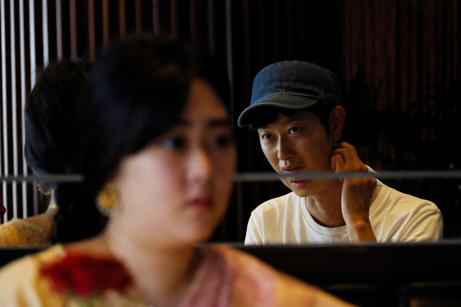 হিরোমির স্বামী হিদেকাজ়ু বিভিন্ন সংস্থার ব্যবসা সংক্রান্ত উপদেষ্টা। দিনের বেশির ভাগ সময় কাটে কম্পিউটারের সামনে। মিটিং, ইমেলের জবাব, রিপোর্ট লিখে দিন কাটে।