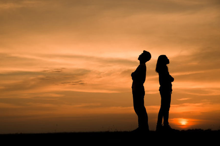 হিরোমি আর হিদেকাজ়ুর পেশা একেবারে ভিন্ন। জীবনযাপনও ভিন্ন। একেবারে আলাদা ভাবে দিন কাটে দু’জনের। অথচ পরস্পরকে শ্রদ্ধা করেন, ভালবাসেন তাঁরা। একে অপরের ব্যক্তিগত জীবনে নাকও গলাতে চান না। সে কারণে আলাদা থাকার সিদ্ধান্ত নিয়েছেন তাঁরা।