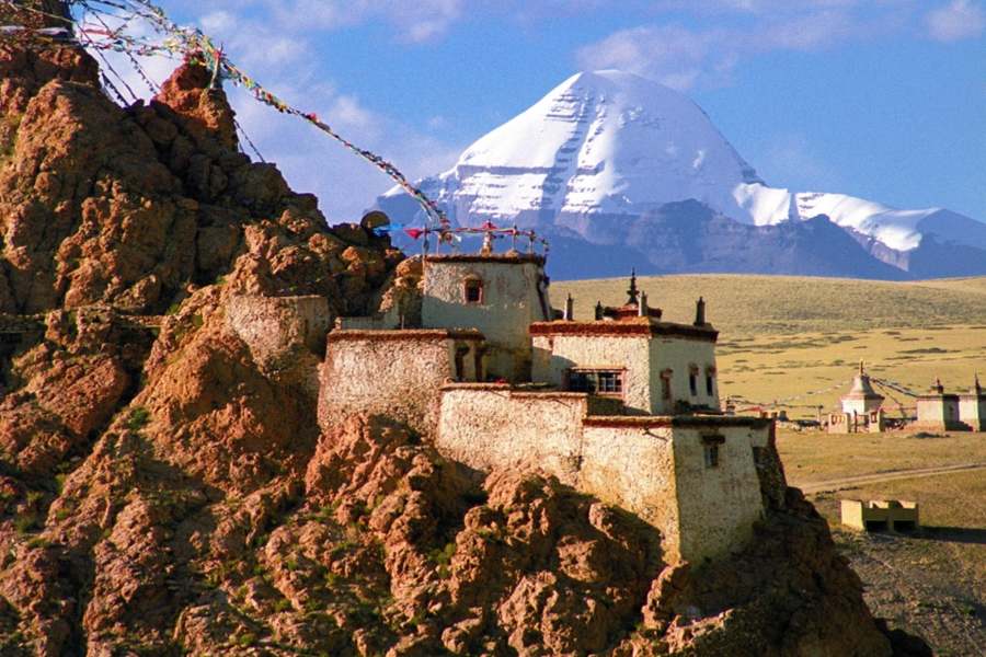 দ্বিতীয় দিন - কাঠমান্ডু থেকে গাড়িতে সফর শুরু। দুটো জায়গায় গাড়ি থামানোর (হল্ট) সুযোগ আছে। একটা ধুনচে, ৬ ঘণ্টার পথ। অন্যটা স্যায়েব্রুবেসি, সাড়ে চার ঘণ্টার পথ। দুটোর মধ্যে যে কোনও একটা জায়গায় এদিনের রাত্রিবাস।