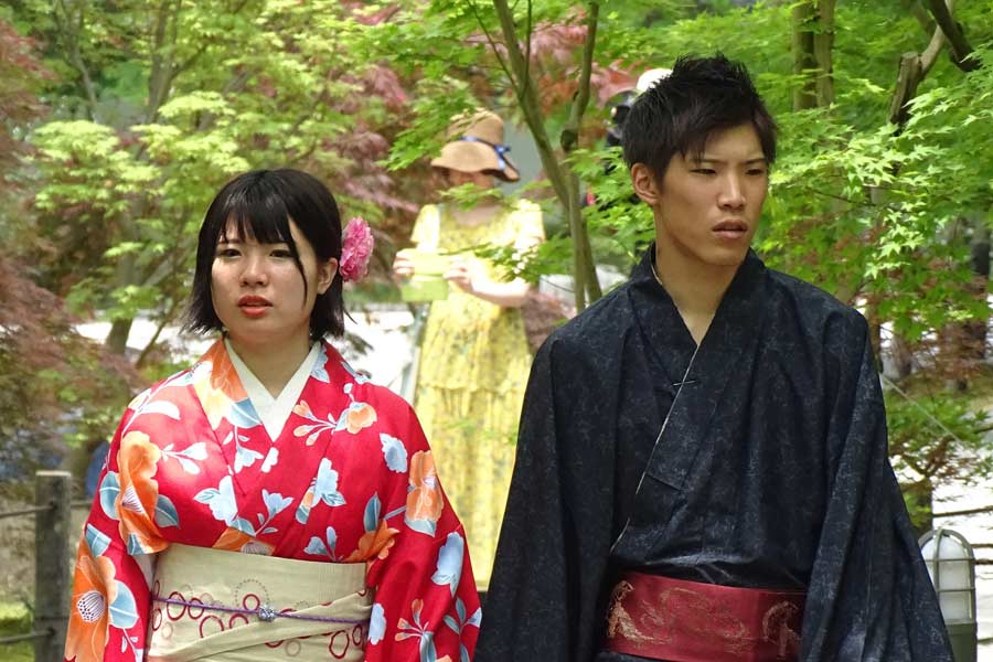 সাধারণত যখন সন্তানকে দেখভালের জন্য কাউকে প্রয়োজন হয় হিরোমির, তখনই সাহায্য করতে আসেন হিদেকাজ়ু। হিরোমি কোনও কাজে শহরের বাইরে গেলে, বা দীর্ঘ সময় বাড়ির বাইরে থাকলে, সে সময় সন্তানের খেয়াল রাখেন হিদেকাজ়ু।