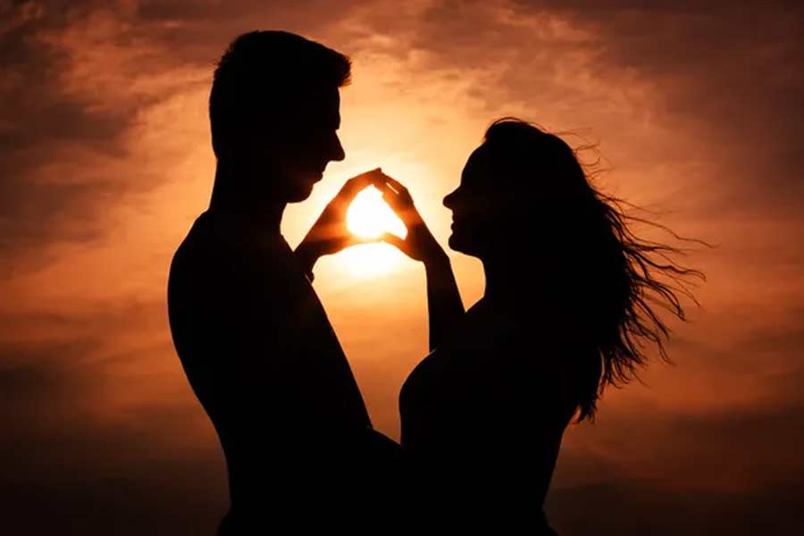 হিরোমি এবং হিদেকাজ়ু দু’জনেই মনে করেন, বিয়ে করলেই একসঙ্গে থাকতে হবে, এমন কোনও কথা নেই। একে অন্যের প্রতি শ্রদ্ধা থাকাটাই জরুরি। একে অন্যের ব্যক্তিগত স্বাধীনতাকে সম্মান করা দরকার।