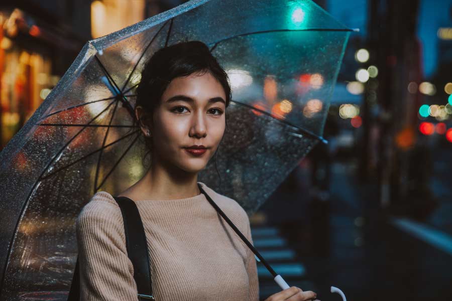 হিরোমি বলেন, ‘‘একসঙ্গে থাকাটা জরুরি নয়। আমার স্বামী এবং আমি, দু’জনেই নিজেদের জীবন নিয়ে সন্তুষ্ট। আমরা সিদ্ধান্ত নিয়েছিলাম, বিয়ের পর এ ভাবেই আলাদা থাকব দু’জন। স্বাধীন ভাবে নিজেদের জীবন যাপন করব। শুধু মানসিক ভাবে একে অন্যকে সহায়তা করে যাব। যাতে দু’জনেরই মনে হয়, মানসিক ভাবে আমরা নিরাপদে রয়েছি।’’  