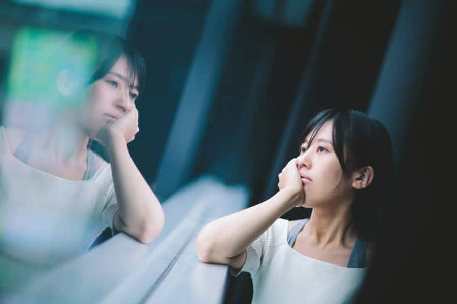 হিরোমি, হিদেরাজ়ুরা একা নন। জাপানে ক্রমেই বাড়ছে বিয়ের পর স্বামী-স্ত্রীর স্বেচ্ছায় আলাদা থাকার প্রবণতা। মনস্তত্ত্ববিদেরা মনে করছেন, নারী এবং পুরুষের স্বাধীন থাকার প্রবৃত্তির কারণেই সে দেশে ‘বিচ্ছেদ বিবাহের’ চল বৃদ্ধি পাচ্ছে। সকলেই ব্যক্তিগত পরিসর নিয়ে খুব সচেতন।