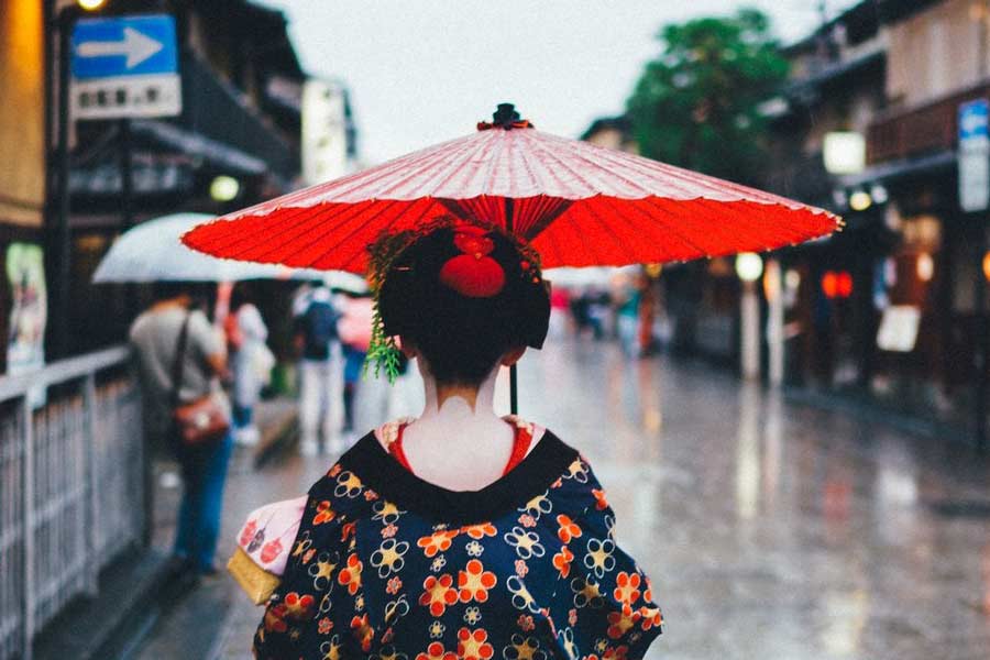 সমাজবিদেরা মনে করেন, বিয়ের পর স্বামী-স্ত্রী আলাদা ছাদের নীচে থাকলে মহিলারা নিজের কেরিয়ারকে গুরুত্ব দিতে পারেন। বিয়ের জন্য কেরিয়ারের সঙ্গে আপসের প্রয়োজন হয় না। তবে এই ধরনের বিয়ের ক্ষেত্রে স্বামী, স্ত্রী দু’জনেরই স্বাবলম্বী হওয়া প্রয়োজন।