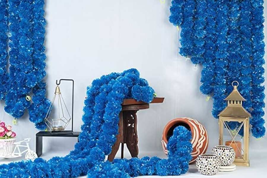 উৎসব এলে প্রায় সমস্ত বাড়িই সেজে ওঠে নতুন করে। সবটা সাফসুতরো হয়ে ঝকঝকে। কোথাও এবার গোটা বাড়িতে নতুন রঙের প্রলেপ। আর পুজোর সময়ে রকমারি ফুল দিয়ে ঘরদোর সাজানো তো এখন প্রায় বাঙালি বাড়ির চেনা ছবি।