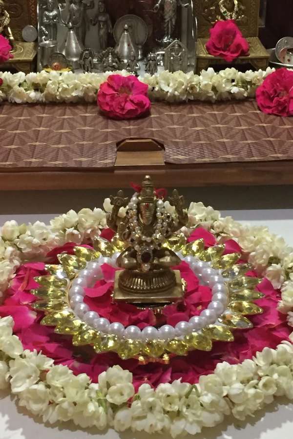 একটা মাটির সুসজ্জিত বিরাট পাত্র অথবা তামার পাত্র, কিংবা পেতলের পাত্রে পরিষ্কার জল ঢালুন পাত্রের অর্ধেকে। তাতে হাল্কা করে লাল ও হলুদ রঙের গোলাপের পাপড়ি সযত্নে জলের ওপরে ভাসিয়ে দিন। যাতে গোলাপের সমস্ত পাপড়ি জলের ওপরে ভাসতে থাকে। এবার ওই পাত্র বাড়িতে আপনার পছন্দসই বিভিন্ন স্থানে, ঘরের কোণে, হলঘরের ঠিক মাঝখানে রেখে দিন। ঘরদোরের জেল্লাই বেড়ে যাবে নিমেষে। ঘরের মেঝে জমকালো দেখাবে। গোলাপের সুগন্ধে বাড়ি ম ম করবে। গোলাপ সর্বাধিক ২ দিন তাজা থাকে। তার পরে ফুল পাল্টাতে হবে অবশ্যই।  গোলাপ তাড়াতাড়ি নষ্ট হয়ে যায়।