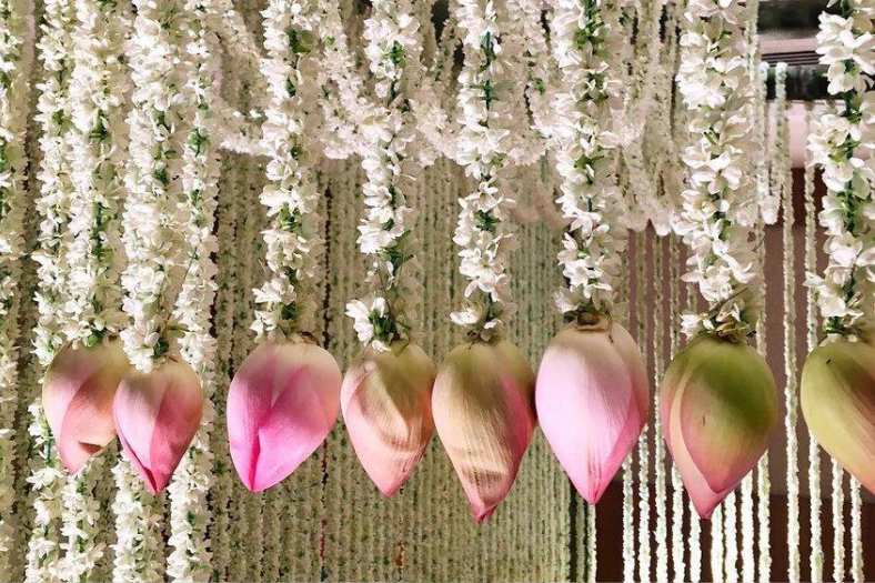 জুঁইয়ের সাজ: জুঁই ফুল ১ দিনের বেশি তাজা থাকে না। তাই উৎসবের মরসুমে ঘরদোর এই ফুল দিয়ে সাজালে আপনাকে রোজ ফুল পাল্টাতে হবে। জুঁইয়ের মালা সাধারণত ছোট হয়। বাড়ির ঠাকুরঘরে তাই এর ব্যবহার বেশি। প্রতিমা সাজানোর জন্য জুঁইয়ের মালার খুব চল। ঠাকুরঘরে প্রদীপের চারপাশে জুঁই ফুল ছড়িয়ে সাজালে অপরূপ দেখায়। সজ্জার রঙে বৈপরীত্য আনতে জুঁইয়ের মালার মাঝেমাঝে বড় সাইজের তুলসী পাতা এবং গোলাপের কুঁড়ি লাগালে আরও সুন্দর দেখতে লাগে। রং আর সুবাসে জমজমাট যুগলবন্দি! জুঁই ফুলের মনমাতানো সুগন্ধে আর সাজে ঘরের চেহারাই পাল্টে যায়। একটা ইতিবাচক আবহ তৈরি হয় বাড়িতে।