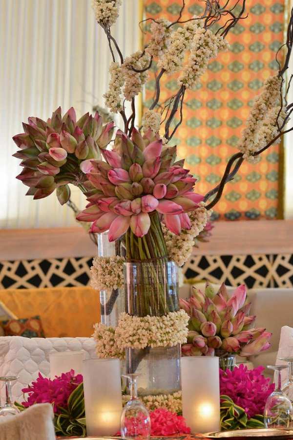 পদ্ম ফুলের সাজ: দুর্গাপুজোয় নানা ফুলের মধ্যে পদ্মের গুরুত্ব সবচেয়ে বেশি। কথিত আছে, রাবণ নিধনের জন্য রাম অকালবোধনে দেবী দুর্গার আরাধনার সময়ে পুজোয় ১০৮টা পদ্ম ফুল নিবেদন করছিলেন। তখনই দেখেন একটা পদ্ম কম, ১০৭টা ফুল আছে। কোথাও সেটি না পেয়ে রাম নিজের একটি চোখ উপড়ে মা দুর্গাকে নিবেদন করতে যান‌। কারণ, রামের চোখের আর এক নাম পদ্মলোচন। তখন স্বয়ং মা দুর্গা রামকে নিরস্ত্র করে বলেন, রামের ভক্তির পরীক্ষা নেওয়ার জন্য তিনিই একটা পদ্ম ফুল লুকিয়ে রেখেছিলেন। এবং সেই ১০৮ নম্বর পদ্ম ফুলটি নিজের হাতে রামকে ফিরিয়ে দেন দেবী।