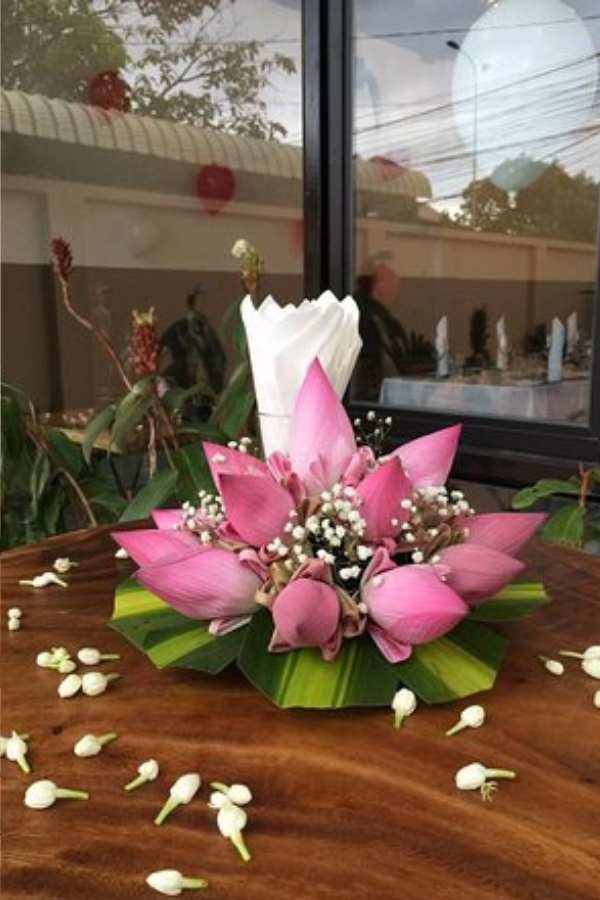 পদ্ম ফুল ঘরদোরের চেয়ে মন্দিরে বেশি ব্যবহৃত হয়। দুষ্প্রাপ্য এবং দামি এই ফুল পুকুরের জলে যেখানে ফোটে, তার আশপাশে সাপ থাকে বেশি। পদ্মের অত্যাশ্চর্য গন্ধে নাকি সাপের নেশা ধরে যায়। সে জন্য পদ্ম ফুল যারা তোলে, সাপের কামড় খাওয়ার আশঙ্কা থাকে বেশি।  গোলাপের মতো পদ্ম ফুলের পাপড়ি দিয়ে ঘর সাজালেও চমৎকার দেখায়। পদ্ম ফুল ২-৩ দিন তাজা থাকে। তারপর আস্তে আস্তে শুকোতে থাকে। সেজন্য পদ্ম ফুল দিয়ে সাজালে সেই একই ফুল দিনকয়েক রেখে দেওয়া যায়।