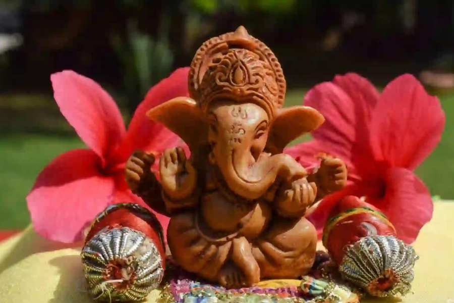 জবার সাজ: জবার সবচেয়ে পরিচিত জাত হল লাল রঙের ফুল। এ ছাড়াও নানা রঙে এই ফুল ফোটে - হলুদ, কমলা, গোলাপী, সাদা। বাড়ি বা ঘরদোর জবা দিয়ে সাজানোর সেরা কম্বিনেশন হল সাদা-লাল এবং লাল-কমলা রঙের ফুলের সংমিশ্রণ। ছড়ানো আকৃতির তামার প্লেটে এরকম দু'রঙের জবা ফুল রেখে সেটা দিয়ে ঘর সাজালে বাড়ি জমকালো দেখায়। জবা অবশ্য আধ বেলা বড়জোর চব্বিশ ঘণ্টা তাজা থাকে। সে জন্য এই ফুল দিয়ে ঘরদোর সাজালে সকাল-সন্ধে নতুন ফুল দিতে হবেই। এই প্রতিবেদনটি ‘আনন্দ উৎসব’ ফিচারের একটি অংশ।