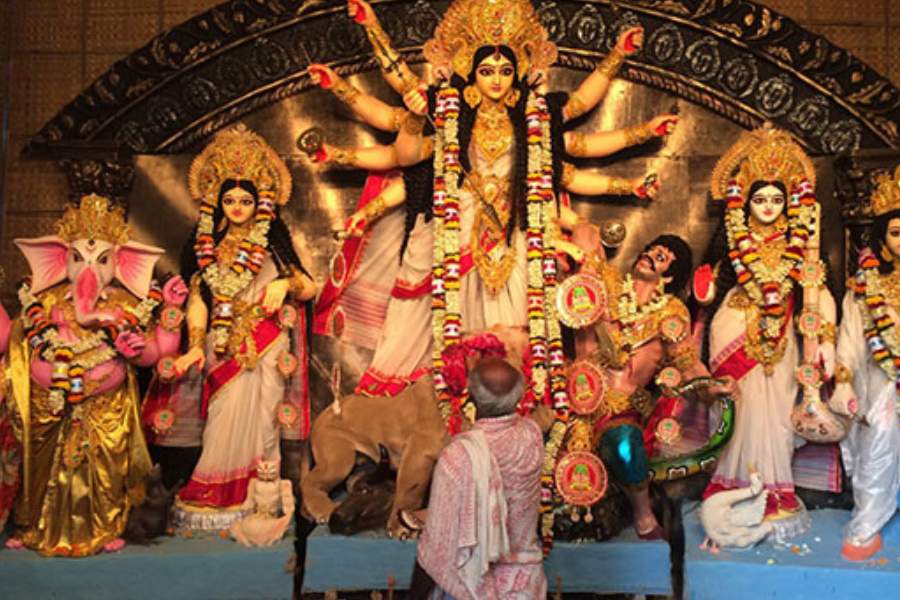 পুজো এসে পড়ল বলে! সবাই নিজের নিজের পছন্দের কেনাকাটা করছে। নিজের প্রিয় রঙের পোশাক কিনছে। বাড়িতে ফিরে ঠিক করে ফেলছে,  এবার দুর্গাপুজোর কোন দিন কোন সাজে সাজবে। শারদীয় উৎসবের কোন দিন কোন রঙের পোশাক পরবে। কিন্তু সেই সব সিদ্ধান্ত কি আমরা জেনে-বুঝে নিই? নাকি স্রেফ নিজেদের পছন্দ মতো নিই?  তাতে আমাদের ভালো না খারাপ হয়, জানি কি?