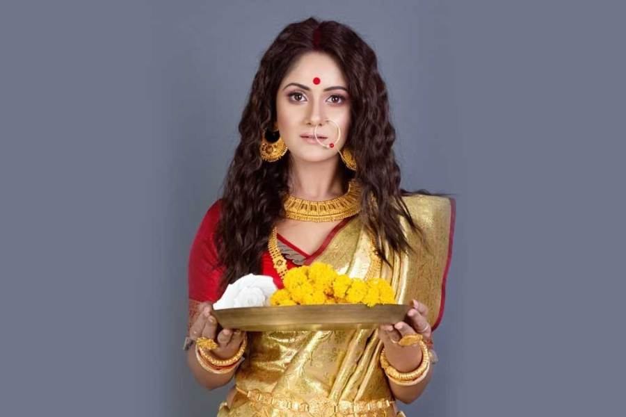 প্রথমেই বলা ভাল, দুর্গাপুজো আর কেবল পাঁচ দিনের নেই। মহালয়ার পরের মুহূর্তে দেবীপক্ষ পড়ার সঙ্গে সঙ্গে এখন কার্যত দুর্গাপুজোর অন্তত ঠাকুর দেখা চালু হয়ে যায়। শহর কলকাতার প্রায় সমস্ত বড় পুজোর উদ্বোধন শুরু হয়ে যায় মহালয়ার পরের দিন, কোথাও কোথাও মহালয়ার সন্ধে থেকেই। 