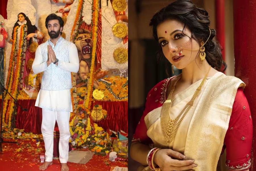  অবাঙালিদেরও প্রতিপদ থেকে শুরু হয় নবরাত্রি। ন’দিন-রাত ধরে নবমী অবধি নবরাত্রি পালনের পর বিজয়া দশমীর দিন দশেরা পালিত হয় দেশ জুড়ে। শাস্ত্রে কথিত আছে,  নবরাত্রির মতো দুর্গাপুজোতেও রঙের বিশেষ গুরুত্ব আছে। নবরাত্রিতে মা’কে ন’টি পৃথক রূপকে পুজো করা হয় ন’টি ভিন্ন ভিন্ন রং মা দুর্গাকে নিবেদনের মাধ্যমে।