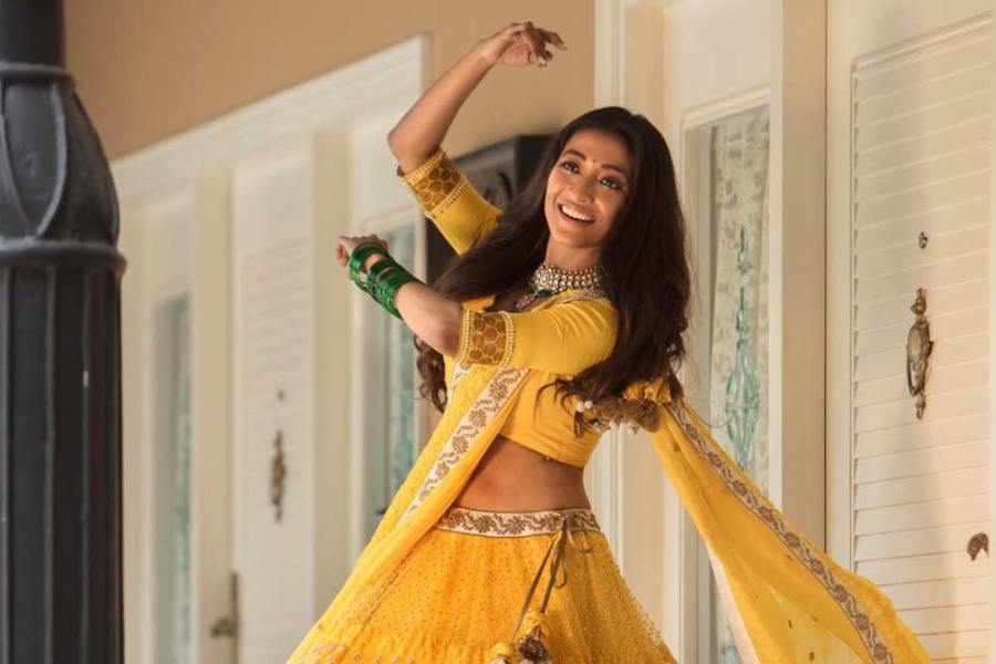 সেই মতো কোন দিন কোন রঙের নতুন জামাকাপড় আমরা পরলে মা দুর্গার কৃপা পাব সেটা দেখে নেওয়া যাক—  প্রতিপদ - নবরাত্রি তথা দেবীপক্ষের প্রথম দিন দেবী দুর্গা মা শৈলপুত্রী রূপে পূজিত হন। হলুদ কাপড়ে যে পুজো করতে হয়। সেজন্য প্রতিপদে আমাদের হলুদ রঙের নতুন পোশাক পরলে সৌভাগ্য লাভ হয়।