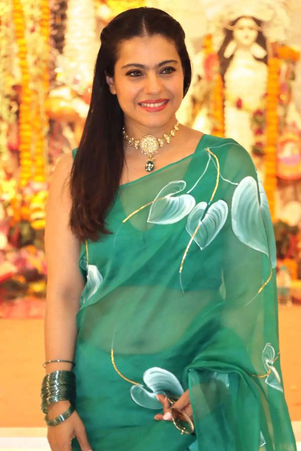 দ্বিতীয়া – এ দিন মায়ের ব্রহ্মচারিণী রূপকে পুজো করা হয়। দেবীর এই রূপের সবুজ পছন্দের রং। তাই এ দিন সবুজ জামাকাপড় পরলে মা দুর্গার কৃপা প্রাপ্তি ঘটে আমাদের।