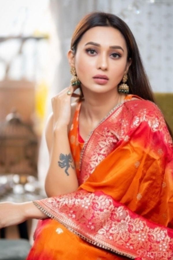 চতুর্থী - মা কুষ্মান্ডার পুজো হয় এ দিন। মা দুর্গার এই রূপের পছন্দের রঙ গেরুয়া। তাই তৃতীয়ায় আমরা যদি গেরুয়া তথা কমলা রঙের নতুন পোশাক পরি, তা হলে মায়ের আশীর্বাদ পেতে পারি।