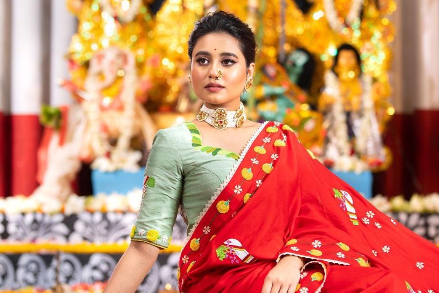 মহাষষ্ঠী - দুর্গা ষষ্ঠীতে মা দুর্গার মা কাত্যায়নী রূপের পুজো হয়। কাত্যায়নীর পছন্দের রঙ লাল। তাই আমরা ষষ্ঠীতে লাল রঙের পোশাক পরলে মায়ের আশীর্বাদ পাওয়ার সম্ভবনা থাকে। 