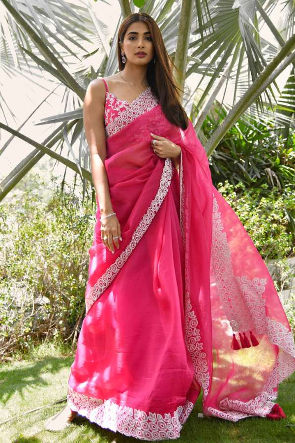 মহাষ্ঠমী - মা দুর্গার মহাগৌরী রূপ এ দিন পূজিত হয়। মহা গৌরীর প্রিয় রঙ গোলাপী। তাই অষ্টমীর সন্ধ্যেয় আমাদের নতুন পোশাকের রঙও গোলাপি হলে মা দুর্গার কৃপাদৃষ্টি পেতে পারি আমরা। 