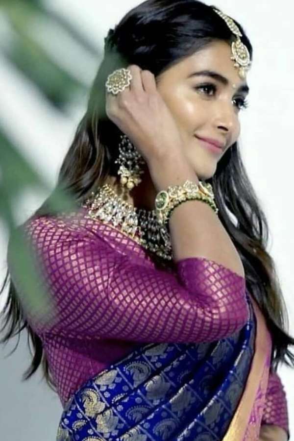 মহানবমী - নবরাত্রির শেষ দিন এদিন। মহা নবমীতে দুর্গার মা সিদ্ধিধাত্রী রূপের পুজো করা হয়। মায়ের এই রূপের পছন্দের রঙ বেগুনি। নতুন পোশাক-কাপড়ও এদিন আমরা বেগুনি রঙের পরলে মা দুর্গার আশীর্বাদ লাভ করতে পারি।