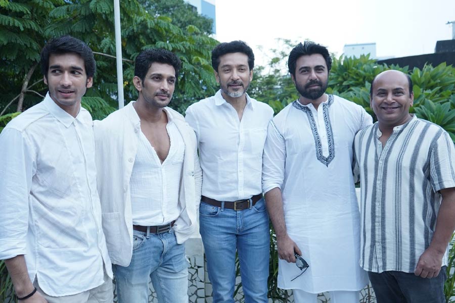 (বাঁ দিক থেকে) শান্তনু মহেশ্বরী, ইন্দ্রজিৎ বোস, টোটা রায়চৌধুরী, অপূর্ব, অনির্বাণ চক্রবর্তী।