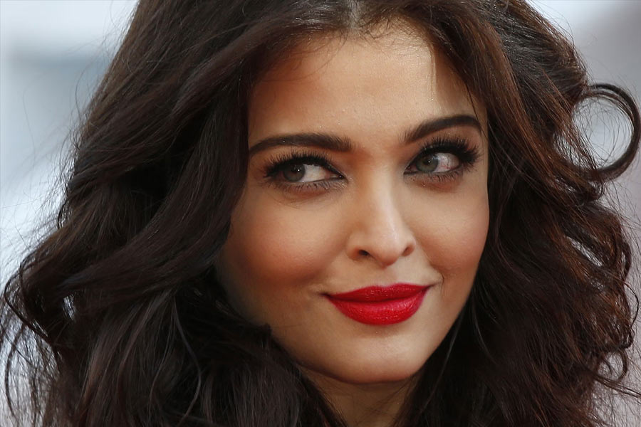 বলিপাড়া সূত্রে খবর, ‘দুর্গা রানি’ নামে যে ছবিটির কথা ঐশ্বর্যা বলেছিলেন, সে ছবিটির নাম বদলে ফেলেন সুজয়। শুধুমাত্র ছবির নাম নয়, অভিনেত্রীও বদলে ফেলেন তিনি। 