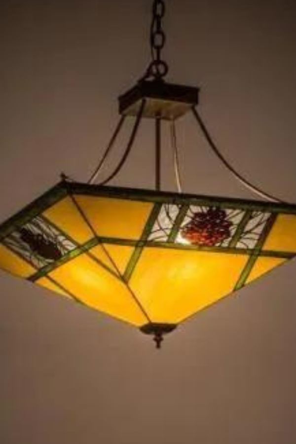 উল্টানো দুল লাইট - উল্টানো বাটির মতো দেখতে ফ্রেম সিলিংয়ের দিকে মুখ করে থাকে। ফ্রেম গোলাকার।  ফুলের মতো। নানা নকশার হয়। ছোট বসার ঘরের সিলিং থেকে ঝোলানোর জন্য এই স্টাইল খুব কার্যকরী।