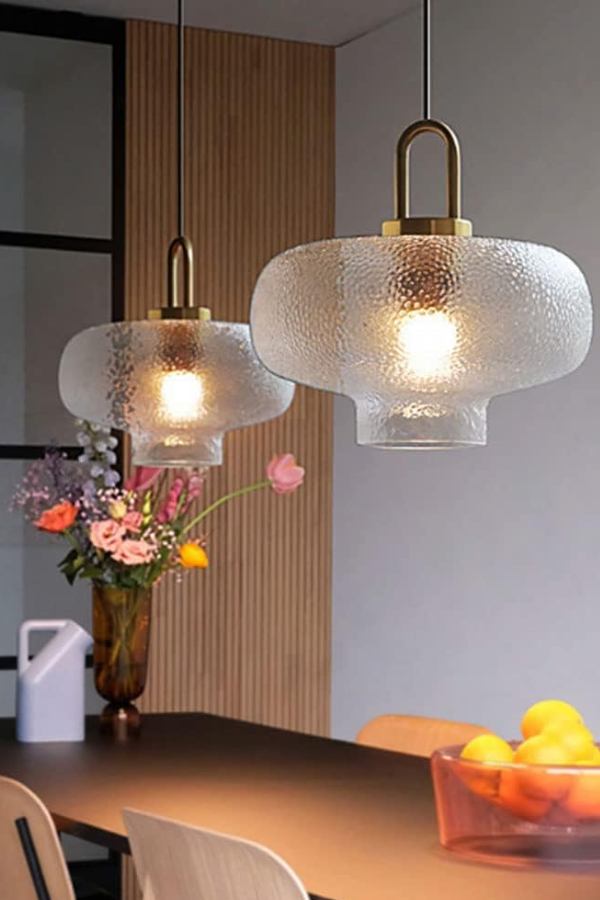 বৃত্তাকার দুল লাইট – ঝুলন্ত আলোর সবচেয়ে মার্জিত রূপ এটা। বসার ঘর রাজকীয় করে তোলে,  বিলাসবহুল দেখায়। আকৃতিতে বৃত্তাকার,  হালকা ফ্রেম,  ভেতরে থাকা প্রতিটি আলো অর্থাৎ লাইটের আকার আলাদা। যেগুলির সম্মিলিতভাবে সৌন্দর্য ও আলোর রোশনাই,  দুই-ই দুর্দান্ত।