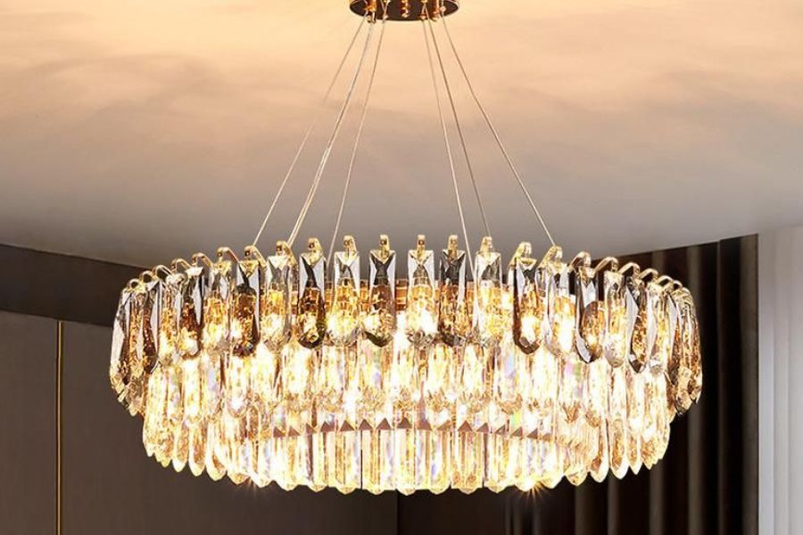 ঝাড়বাতি – বড়,  ছড়ানো বসার ঘরের পক্ষে উপযুক্ত ঝুলন্ত আলোর এই নকশা। উঁচু সিলিং দরকার বসার ঘরে ঝাড়বাতি লাগানোর জন্য। সাধারণত স্ফটিক আকৃতির হয় বেশিরভাগ এই ঝাড়বাতিগুলো।