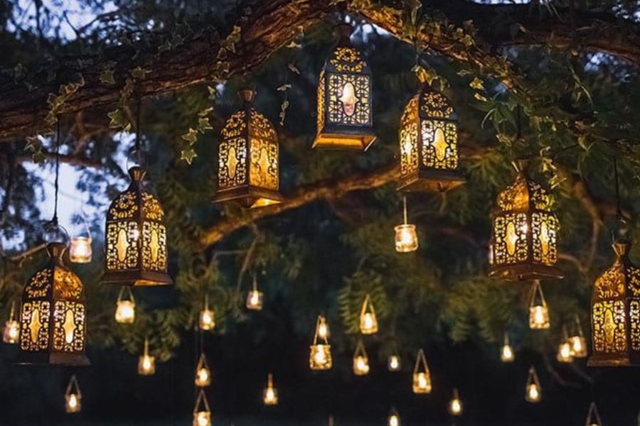 লন্ঠন - আধুনিক বসার ঘরে ঝুলন্ত আলো লাগানোর ক্ষেত্রে এটা সেরা নকশা। বসার ঘরকে দেহাতি এবং আধুনিক,  দু’টি মেজাজই দেয় এই ঝুলন্ত আলো।