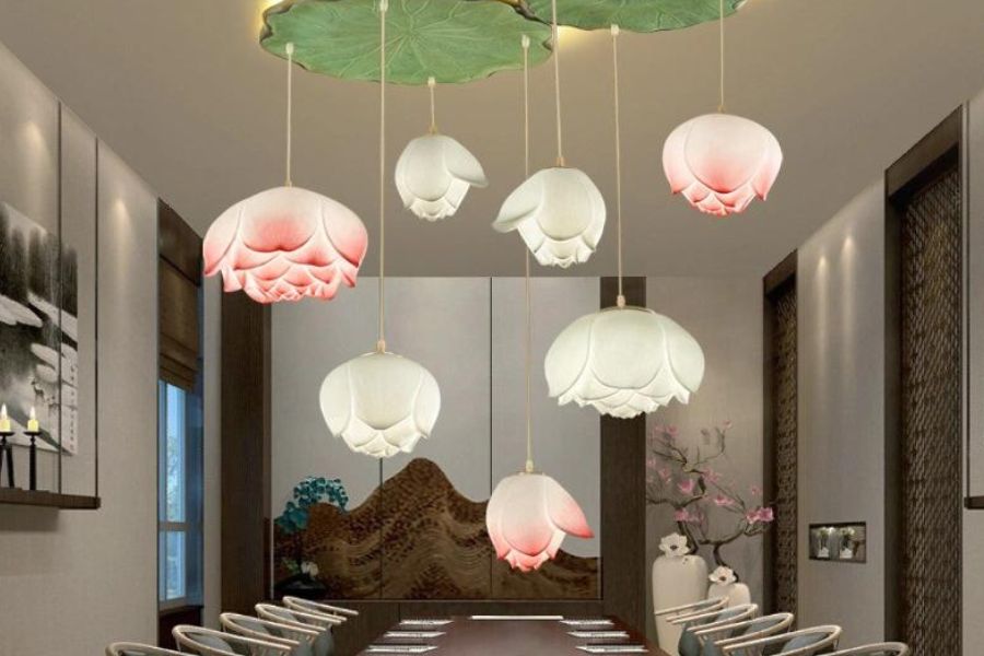 ফুলের ঝুলন্ত লাইট - এটা কাঁচের কাঠামোর ভিতরে লাগানো দুল‌ লাইট। যেটা ফুলের আকারে ডিজাইন করা। যে বসার ঘর একটু ম্যাড়মেড়ে ধরনের, তাকে উজ্জ্বল করে তোলে এই ফুলেল ঝুলন্ত আলো। দাম যেমন তুলনায় কম,  তেমনই সাশ্রয়ী। কারণ, এটি অনেক বছর পালটানোর প্রয়োজন হয় না।