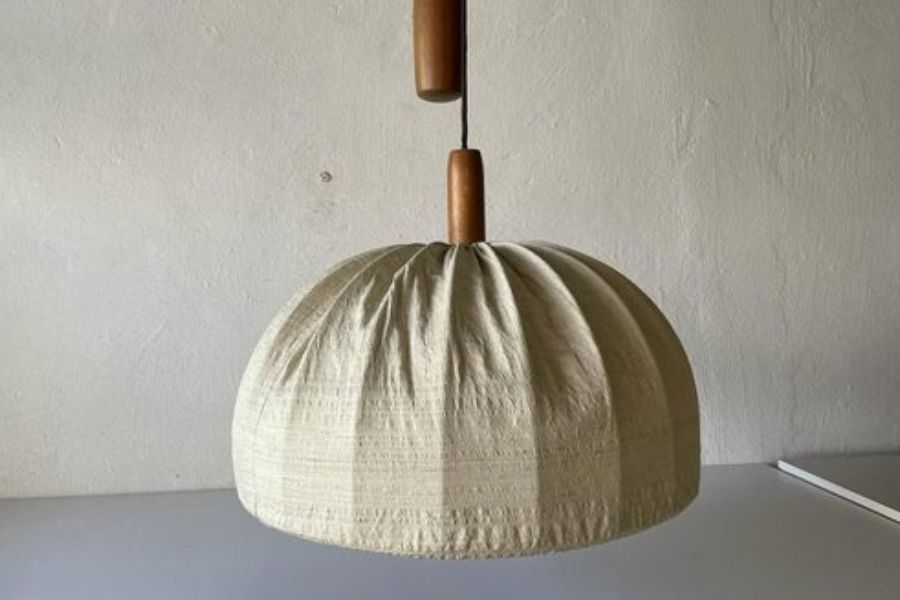 ফ্যাব্রিক আলো ফিক্সচার - এটা সাধারণ কাঁচের ঝুলন্ত আলো নয়, সম্পূর্ণ আলাদা ধরনের। বসার ঘরের নানা ডিজাইনের ঝুলন্ত আলোর সেটের মধ্যে এটি দুর্দান্ত স্টাইল স্টেটমেন্ট দেয়। হালকা ঘি রঙের ফ্যাব্রিক করা ফ্রেমের ভেতর থেকে আলো চোখের পক্ষে ভীষণ আরামদায়ক। লিভিং রুমে বই পড়া এবং সিনেমা দেখা এই আলোয় খুব আরামের।