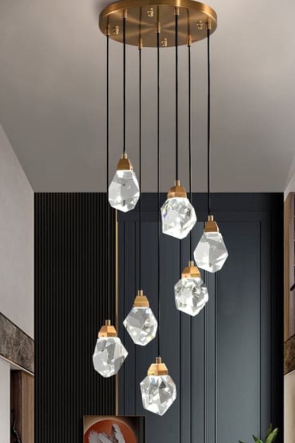 স্ফটিকের ঝুলন্ত আলো - ঝাড়বাতির চেয়ে সম্পূর্ণ আলাদা ডিজাইনের। পরিষ্কারের সময় খুব সাবধানে করতে হয়। স্ফটিক খুব পলকা। তবে শৈলীর দিক থেকে সম্ভবত এটিই এক নম্বর।