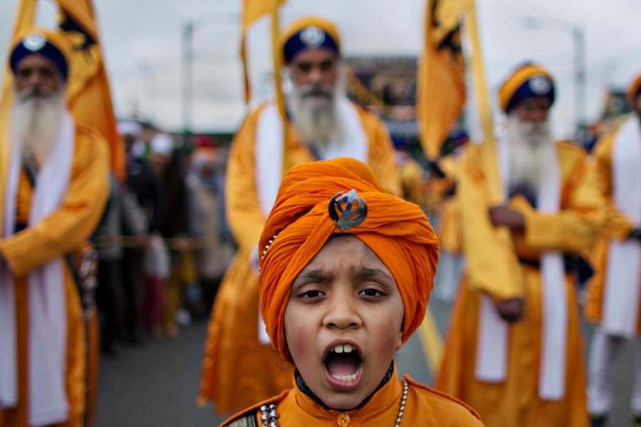 কানাডায় প্রচুর শিখ ধর্মাবলম্বী মানুষ বাস করেন। ভারত থেকে ওই দেশে গিয়ে থিতু হয়েছেন তাঁরা। কানাডার সরকারি ভাষার মধ্যে অন্যতম পঞ্জাবী। সেই দেশের রাজনীতিতেও এখন শিখদের আলাদা গুরুত্ব রয়েছে।