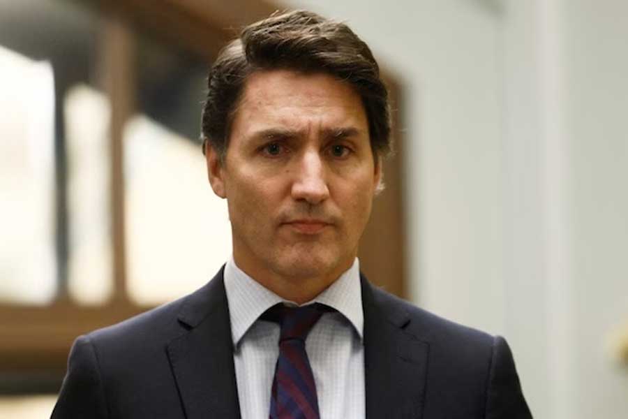 রাজনৈতিক স্বার্থ চরিতার্থ করার জন্য দেশের কৃষকদের ভবিষ্যৎ কি অন্ধকারের মুখে ঠেলে দিলেন ট্রুডো? এই প্রশ্নই এখন ঘুরছে আন্তর্জাতিক মহলে। তা যদি হয়, তবে ট্রুডোর অবস্থানে হিতে বিপরীত হবে, সন্দেহ নেই।