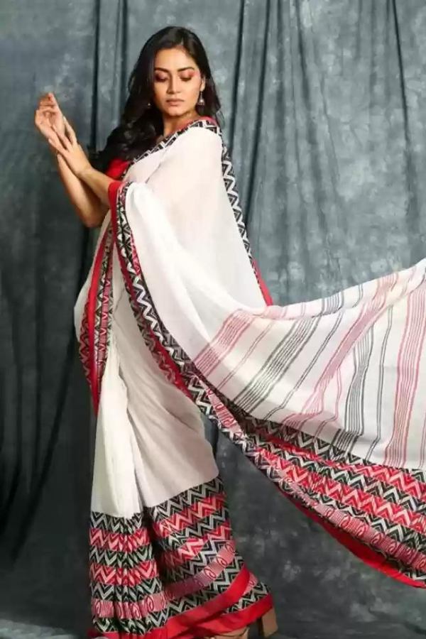 এখন সামাজিক মাধ্যমগুলি খুললেই দেখা যায় ‘শাড়িতেই নারী’  একাধিক পোস্ট। পুজোর অষ্টমীর সাজ শাড়ি ছাড়া যেন হয়ই না। শাড়ির কথা উঠলেই মাথায় আসে তাঁতের নাম। তাঁত মানেই ফুলিয়া-শান্তিপুর। 